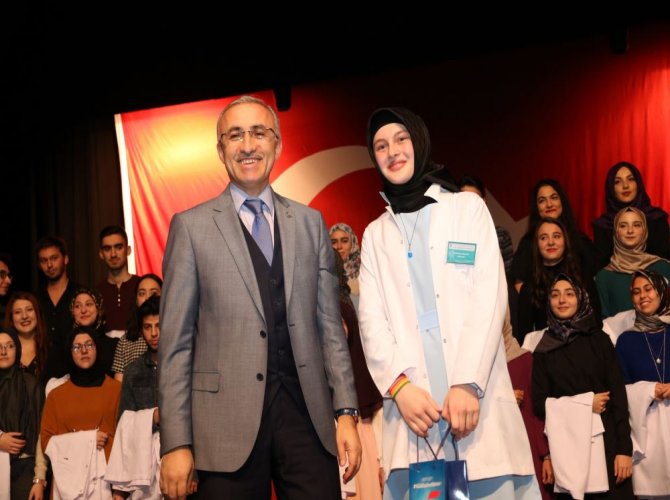 rteu-dis-hekimligi-fakultesi-ogrencileri-onluklerini-giydi-(27).jpg