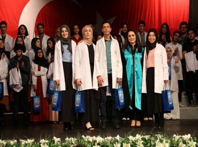 rteu-dis-hekimligi-fakultesi-ogrencileri-onluklerini-giydi-(6).jpg