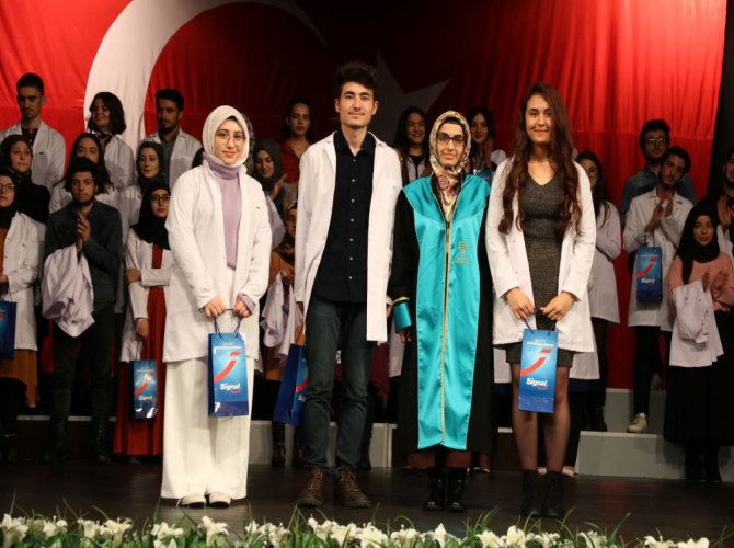 rteu-dis-hekimligi-fakultesi-ogrencileri-onluklerini-giydi-(7).jpg