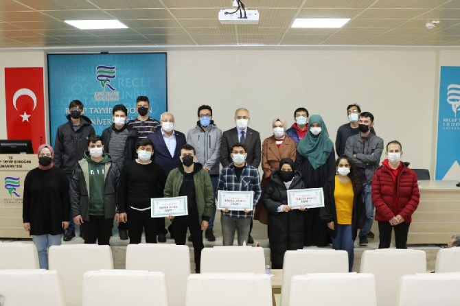 rteu-gelistirme-vakfindan-burs-kazanan-ogrenciler-duzenlenen-torenle-ceklerini-aldi-1.jpg