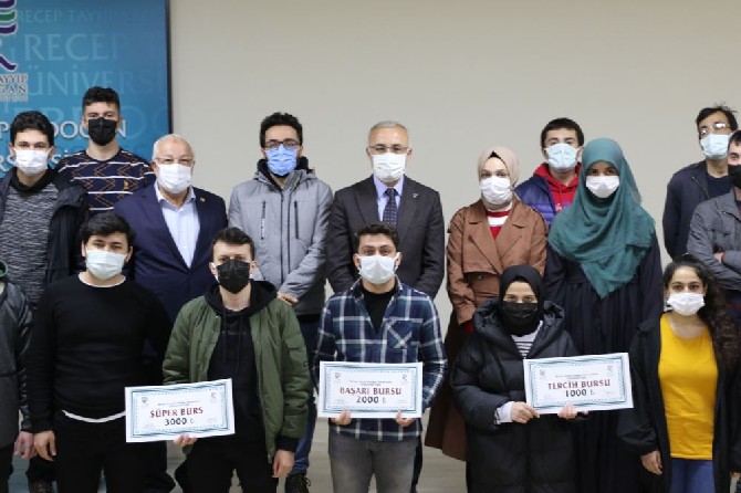 rteu-gelistirme-vakfindan-burs-kazanan-ogrenciler-duzenlenen-torenle-ceklerini-aldi-2.jpg