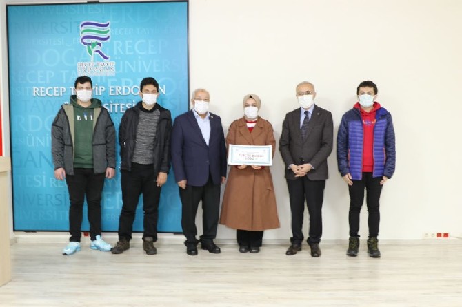 rteu-gelistirme-vakfindan-burs-kazanan-ogrenciler-duzenlenen-torenle-ceklerini-aldi-3.jpg