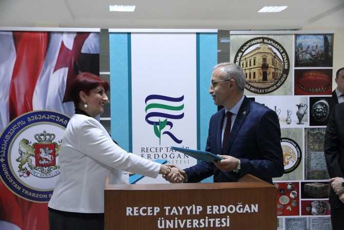 rteu-ile-ve-kutaisi-devlet-tarih-muzesi-arasinda-protokol-imzalandi-(9).jpg