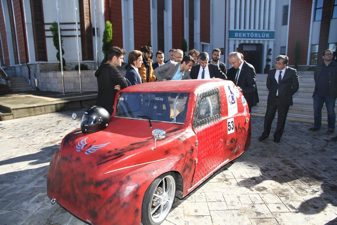 rteu-ogrencileri-elektromobil-arac-uretti-(4).jpg