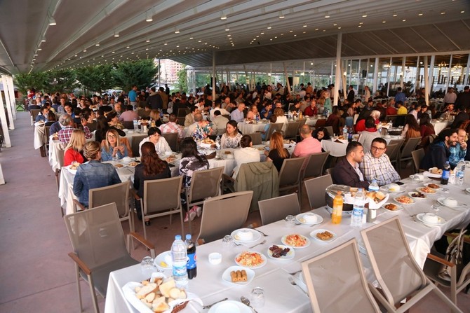 rteu-personeli-iftar-yemeginde-bir-araya-geldi-(8).jpg