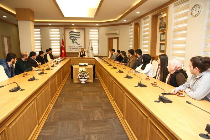 rteu-rektoru-huseyin-karaman-ogrenci-temsilcileri-ile-bir-araya-geldi-(11).jpg