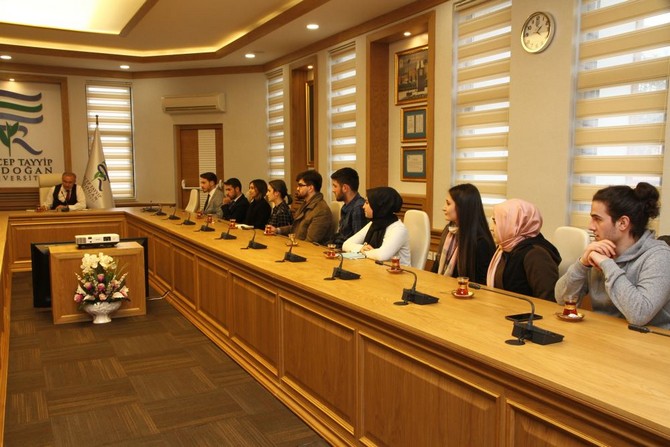 rteu-rektoru-huseyin-karaman-ogrenci-temsilcileri-ile-bir-araya-geldi-(9).jpg
