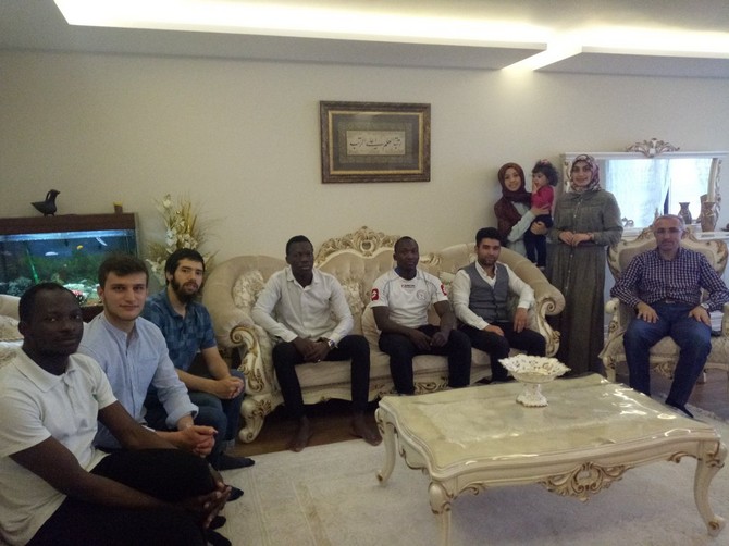 rteu-rektoru-huseyin-karaman-yabanci-uyruklu-ogrencileri-iftarda-evinde-konuk-etti-(1).jpg