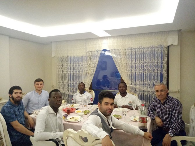 rteu-rektoru-huseyin-karaman-yabanci-uyruklu-ogrencileri-iftarda-evinde-konuk-etti-(2).jpg