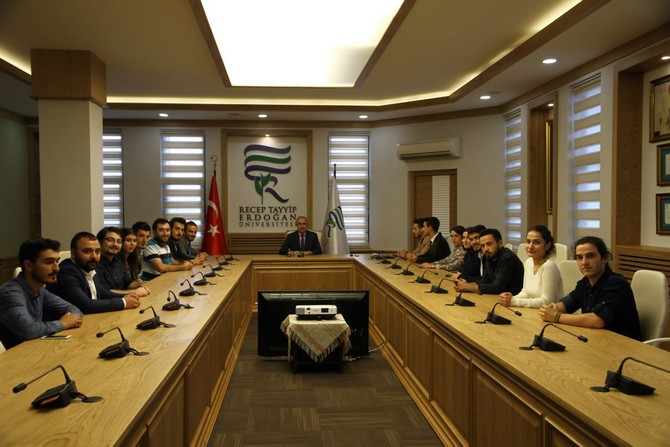 rteu-rektoru-husreyin-karaman-ogrenci-konseyi-eski-ve-yeni-baskanlarini-kabul-etti-(1).jpg