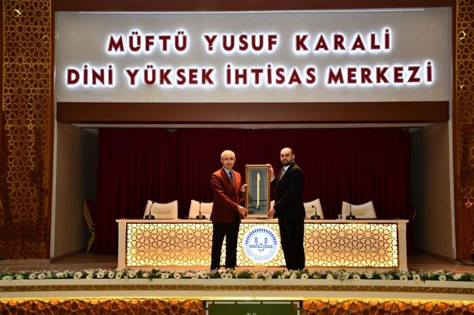 rteu-rektoru-prof-dr-huseyin-karaman-rize-muftu-yusuf-karaali-dini-yuksek-ihtisas-merkezinde-duzenlenen-programda-ahlak-davasina-adanmis-bir-omur-nurettin-topcu-konu-basligi-altinda-konferans-verdi-1.jpg