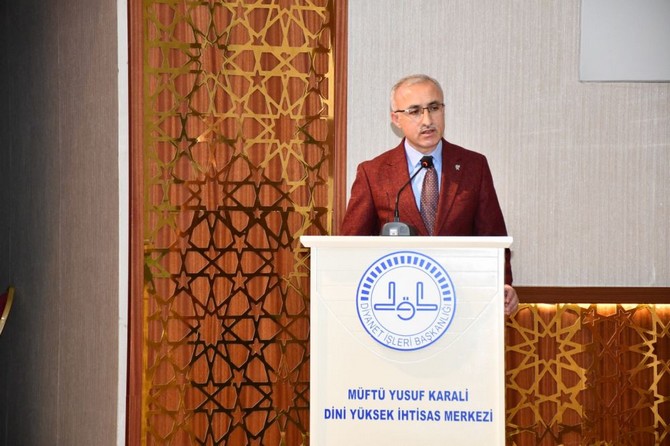 rteu-rektoru-prof-dr-huseyin-karaman-rize-muftu-yusuf-karaali-dini-yuksek-ihtisas-merkezinde-duzenlenen-programda-ahlak-davasina-adanmis-bir-omur-nurettin-topcu-konu-basligi-altinda-konferans-verdi-2.jpg