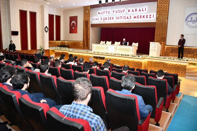 rteu-rektoru-prof-dr-huseyin-karaman-rize-muftu-yusuf-karaali-dini-yuksek-ihtisas-merkezinde-duzenlenen-programda-ahlak-davasina-adanmis-bir-omur-nurettin-topcu-konu-basligi-altinda-konferans-verdi-5.jpg