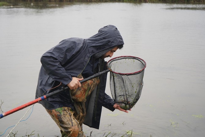 rteu-su-urunleri-fakultesi-dekan-yardimcisi-doc-dr-cuneyt-kaya-ve-ars-gor-dr-munevver-oral-dunyanin-en-cok-aranan-10-balik-turunden-biri-olan-batman-bantli-copcu-baligini-buldu-5.jpg