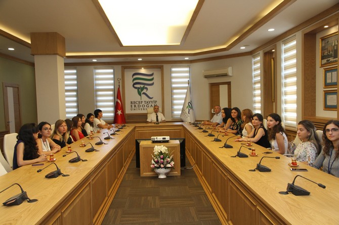 rteude--staj-yapan-gurcu-ogrenciler-rektor-huseyin-karamani-ziyaret-etti-(1).jpg