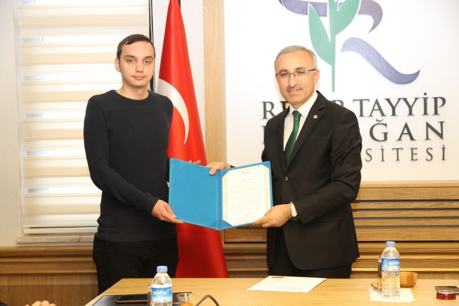 rteude-fakultelere-birinci-sirada-yerlesen-ogrencilere-yok-baskani’nin-mektubu-verildi-(3).jpg