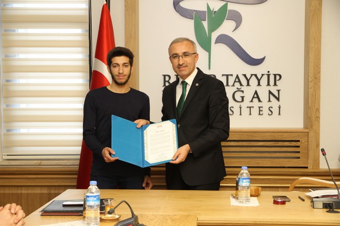 rteude-fakultelere-birinci-sirada-yerlesen-ogrencilere-yok-baskani’nin-mektubu-verildi-(4).jpg