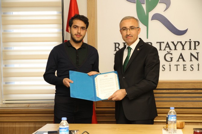 rteude-fakultelere-birinci-sirada-yerlesen-ogrencilere-yok-baskani’nin-mektubu-verildi-(6).jpg