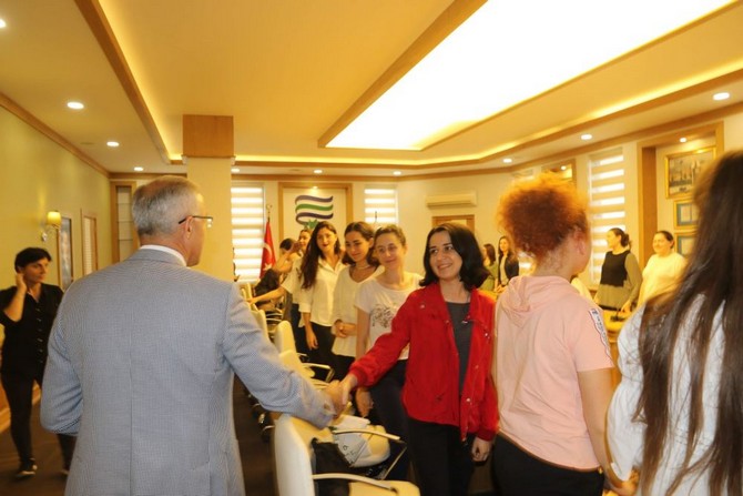 rteude-staj-yapan-gurcu-ogrencilerden-rektor-karamana-ziyaret-(2).jpg