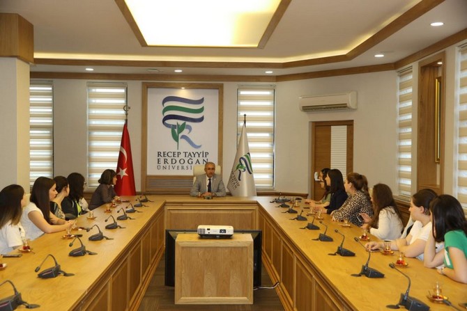 rteude-staj-yapan-gurcu-ogrencilerden-rektor-karamana-ziyaret-(4).jpg