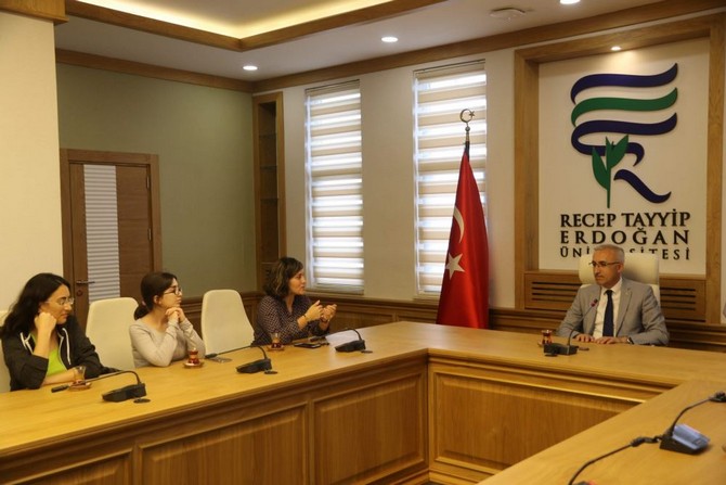 rteude-staj-yapan-gurcu-ogrencilerden-rektor-karamana-ziyaret-(5).jpg