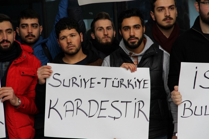 rteudeki-suriyeli-universite-ogrencileri-sultanahmet-saldirisini-kinadi-(1)-001.jpg