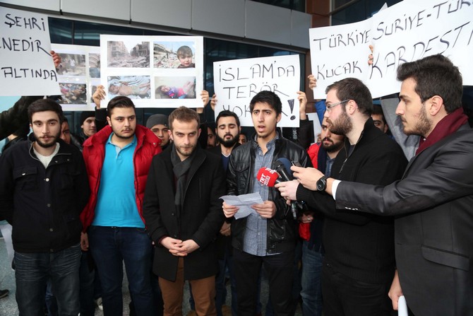rteudeki-suriyeli-universite-ogrencileri-sultanahmet-saldirisini-kinadi-(5).jpg