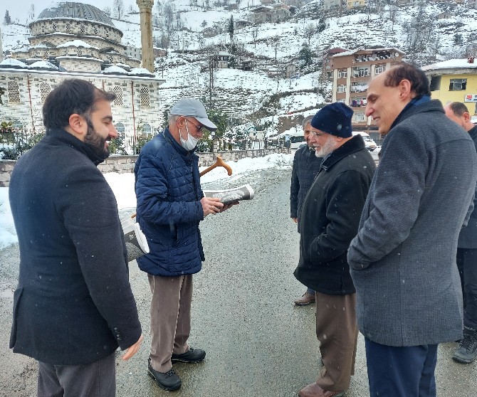 saadet-partisi-genel-idare-kurulu-uyesi-hasan-uzun-rize-il-baskani-av-muhammet-kacar-merkez-ilce-baskani-mustafa-kalender-ve-yonetim-kurulu-uyeleri-rize-merkeze-bagli-muradiyede-esnaf-ziyaretinde-6.jpg