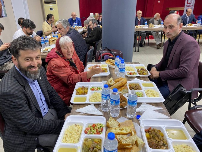 saadet-partisi-rize-il-baskanligi-tarafindan-siyasi-parti-il-baskanlari-ile-basin-mensuplarina-yonelik-iftar-yemegi-duzenlendi-9.jpg