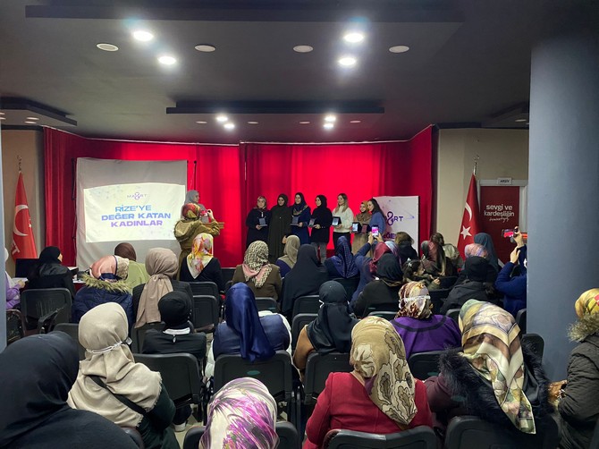 saadet-partisi-rize-il-kadin-kollari-rizede-8-mart-kadinlar-gunu-haftasi-dolayisiyla-hayata-deger-katan-kadinlar-odul-toreni-gerceklestirdi-1.jpg