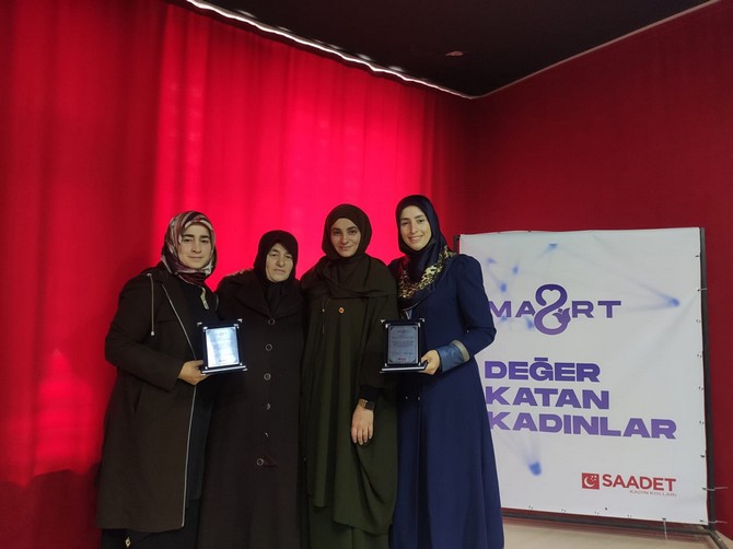 saadet-partisi-rize-il-kadin-kollari-rizede-8-mart-kadinlar-gunu-haftasi-dolayisiyla-hayata-deger-katan-kadinlar-odul-toreni-gerceklestirdi-11.jpg