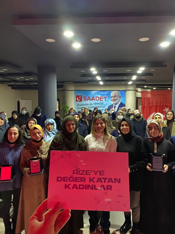 saadet-partisi-rize-il-kadin-kollari-rizede-8-mart-kadinlar-gunu-haftasi-dolayisiyla-hayata-deger-katan-kadinlar-odul-toreni-gerceklestirdi-5.jpg