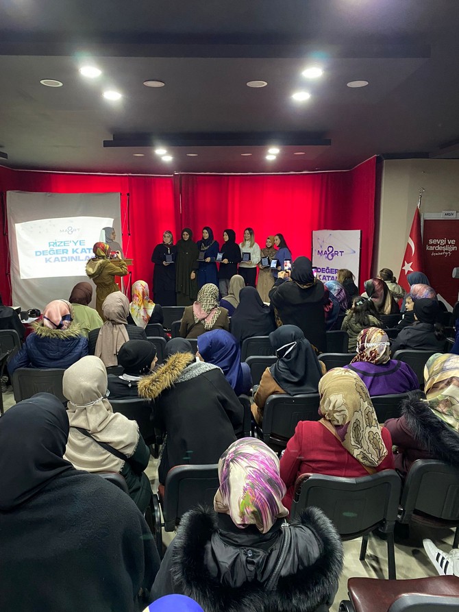 saadet-partisi-rize-il-kadin-kollari-rizede-8-mart-kadinlar-gunu-haftasi-dolayisiyla-hayata-deger-katan-kadinlar-odul-toreni-gerceklestirdi-6.jpg