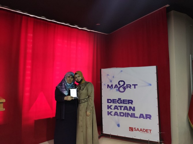 saadet-partisi-rize-il-kadin-kollari-rizede-8-mart-kadinlar-gunu-haftasi-dolayisiyla-hayata-deger-katan-kadinlar-odul-toreni-gerceklestirdi-9.jpg