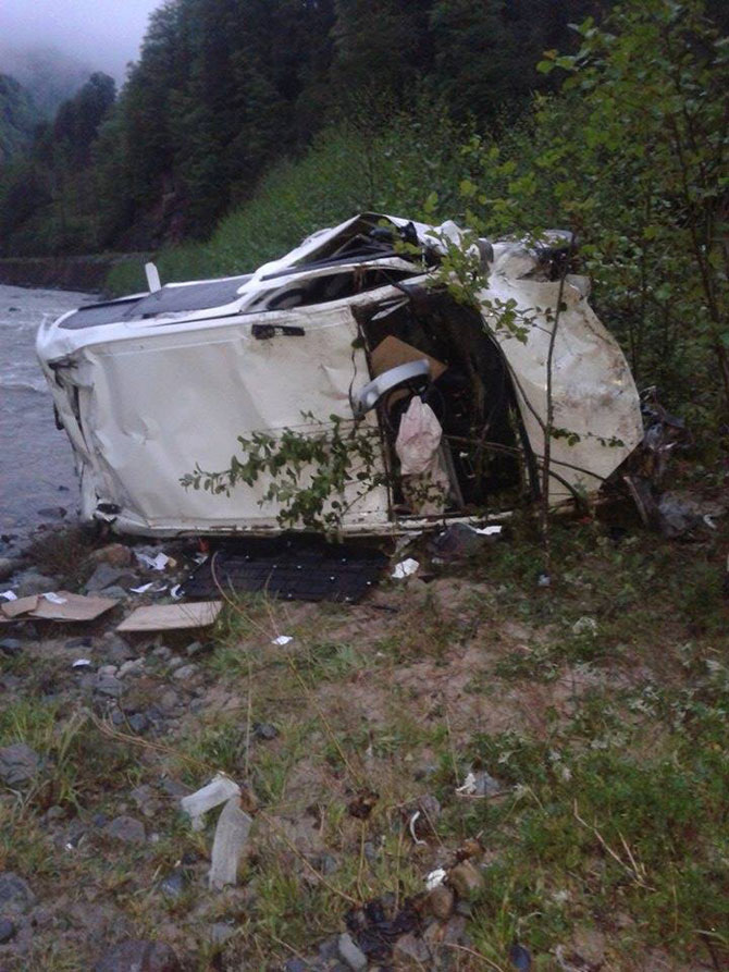 sabri-seref-ilker-seref-otomobil-dereye-uctu-2-001.jpg sabri-seref-ilker-seref-otomobil-dereye-uctu-2-001.jpg