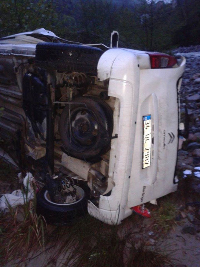 sabri-seref-ilker-seref-otomobil-dereye-uctu-3-001.jpg sabri-seref-ilker-seref-otomobil-dereye-uctu-3-001.jpg