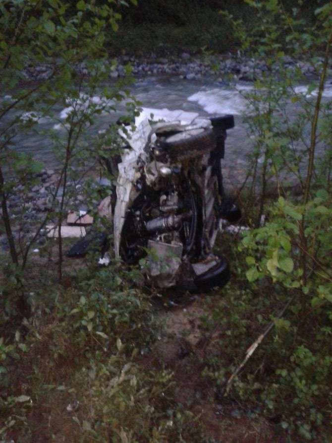 sabri-seref-ilker-seref-otomobil-dereye-uctu-4-001.jpg sabri-seref-ilker-seref-otomobil-dereye-uctu-4-001.jpg