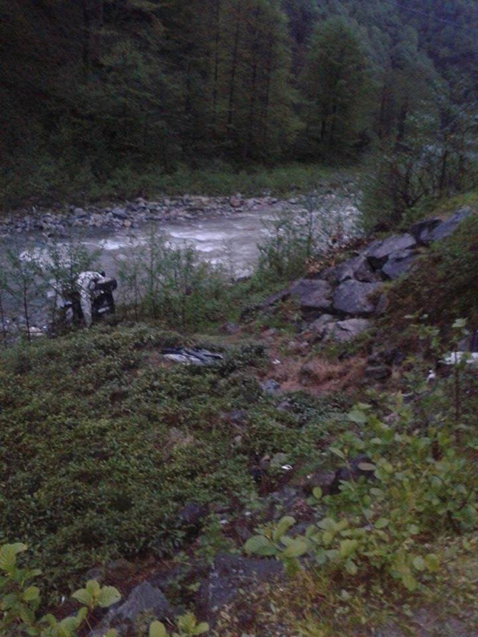 sabri-seref-ilker-seref-otomobil-dereye-uctu-5.jpg sabri-seref-ilker-seref-otomobil-dereye-uctu-5.jpg