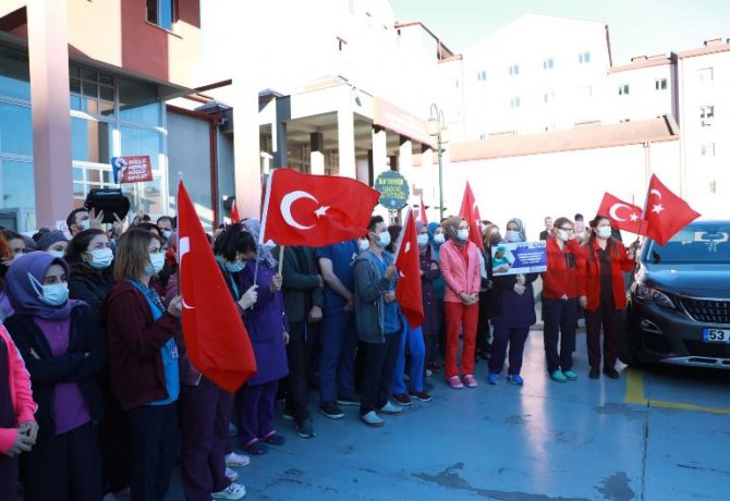 saglik-sen-uyesi-saglik-calisanlari-rizede-is-birakma-eyleminde-bulundu-1-001.jpg