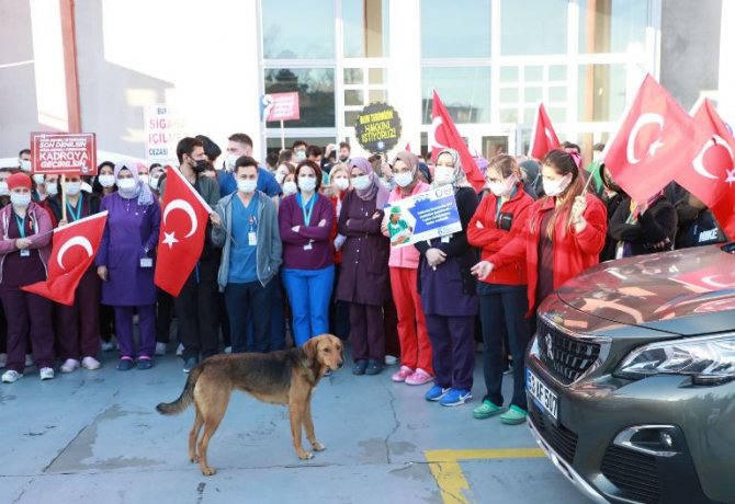 saglik-sen-uyesi-saglik-calisanlari-rizede-is-birakma-eyleminde-bulundu-3-001.jpg