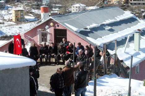 sah-firat-operasyonunda-sehit-olan-halit-avcinin-baba-ocagina-ates-dustu-4.20150222145109.jpg
