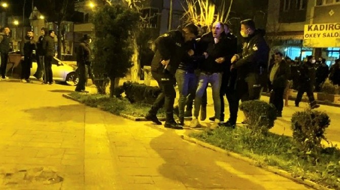 sakaryanin-erenler-ilcesinde-ortaligin-adeta-savasa-alanina-dondugu-dugun-salonunun-son-hali-olayin-buyuklugunu-bir-kez-daha-gozler-onune-serdi-6.jpg