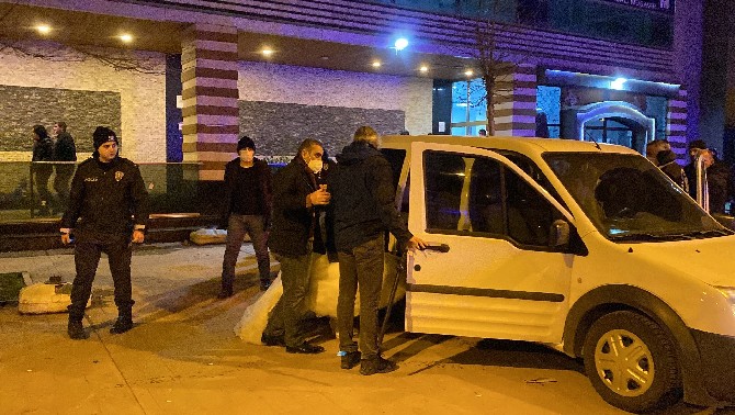 sakaryanin-erenler-ilcesinde-ortaligin-adeta-savasa-alanina-dondugu-dugun-salonunun-son-hali-olayin-buyuklugunu-bir-kez-daha-gozler-onune-serdi-8.jpg