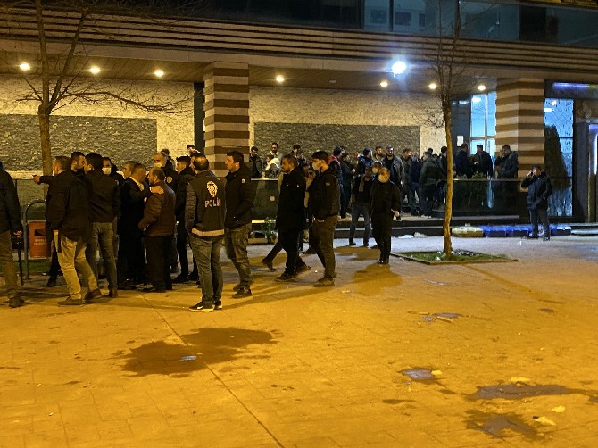sakaryanin-erenler-ilcesinde-ortaligin-adeta-savasa-alanina-dondugu-dugun-salonunun-son-hali-olayin-buyuklugunu-bir-kez-daha-gozler-onune-serdi-9.jpg