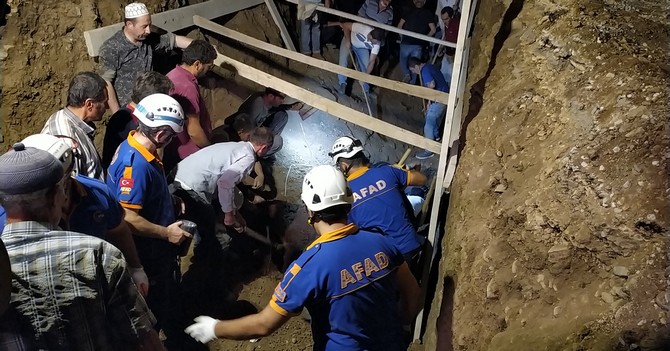 samsun’un-vezirkopru-ilcesinde-su-kanali-kazisi-sirasinda-olusan-gocugun-altinda-kalan-iki-kardes-hayatini-kaybetti-(3).jpg