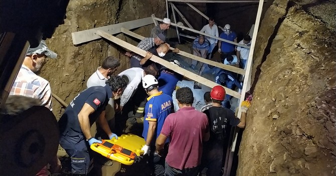 samsun’un-vezirkopru-ilcesinde-su-kanali-kazisi-sirasinda-olusan-gocugun-altinda-kalan-iki-kardes-hayatini-kaybetti-(5).jpg
