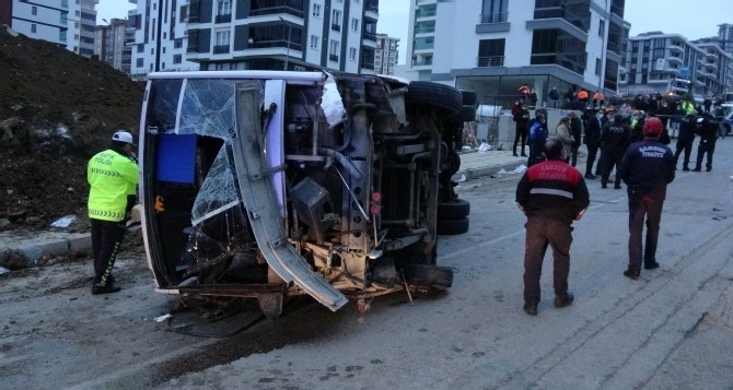 samsunda-belediye-iscilerini-tasiyan-servis-midibusu-devrildi-2-olu,-16-yarali-(1).jpg