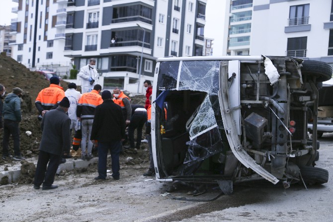 samsunda-belediye-iscilerini-tasiyan-servis-midibusu-devrildi-2-olu,-16-yarali-(2).jpg