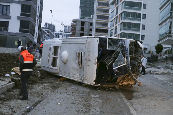 samsunda-belediye-iscilerini-tasiyan-servis-midibusu-devrildi-2-olu,-16-yarali-(6).jpg