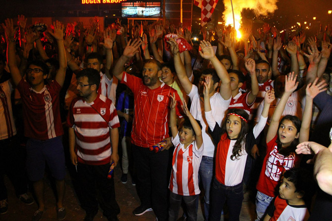 samsunda-gece-mesalelerle-aydinlandi!-taraftarlar-samsunsporun-dogum-gunun-kutladi3.jpg